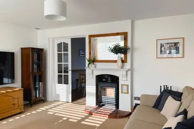Image de Bright & Cosy ~ Jacuzzi ~ Log Burner ~ King Beds!
