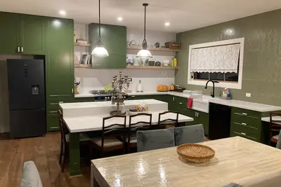 Image de Peninsula Green Cottage - 5 Minutes Walk To The Beach!