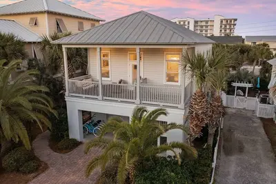 Image de Val-Holla- Holiday Isle Beach House in Destin with Secluded Pool Area & Outdoor Space