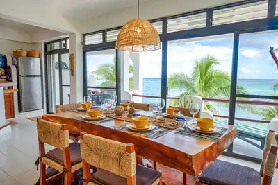 Image de Spacious 3 bedroom condo with beachfront views, Ac, WiFi!