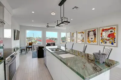 Image de One of a kind-Art thoughout-Spanish Village Cottage in downtown Port Aransas!