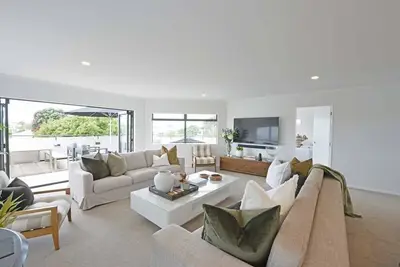 Image de Luxury Home with Spacious Living & Central Location