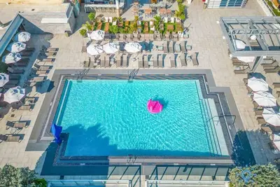 Image de Rooftop Pool + Hot Tub+ Gym+ Near Beach
