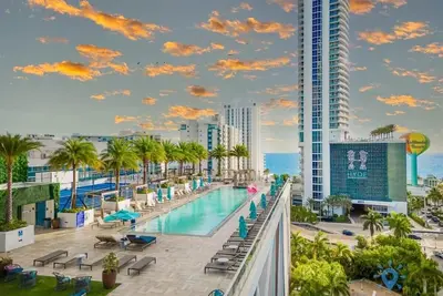 Image de Luxury Amenities: Infinity Pool+ Gym+ Hot Tub