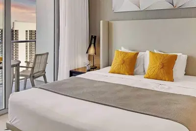 Image de Stylish Ocean‑View Apt + Pool & Parking