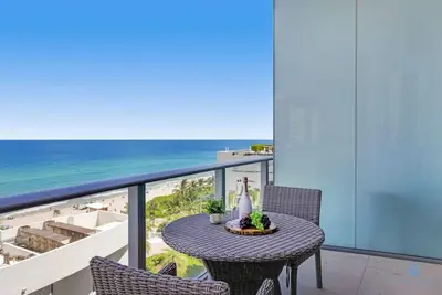 Image de Beachfront Condo | Front Oceanview Balcony+ Pools