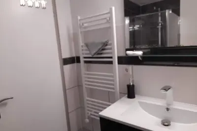 Image de Newly furnished apartment with terrace and own entrance.