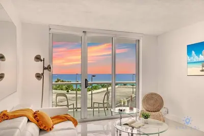Image de Modern Apartment-Balcony-Beachfront Condo+ Gym