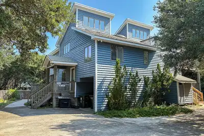 Image de Ship Co - Oceanside 5 Br home w/ Private Pool & Hot Tub