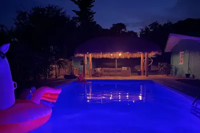 Image de FallSale~LargePool~Walk2Beach~FirePit~MiniGolf~2Kings~BeachGear~TikiHut~Bikes~
