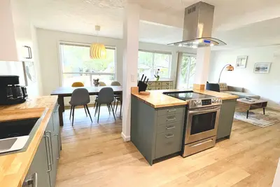 Image de Modern & Bright Townhome w\/ Open Floor Plan