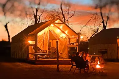 Image de # 7 Son's Blue River Camp - Glamping Cabin w/ 1 Queen, 1 Twi