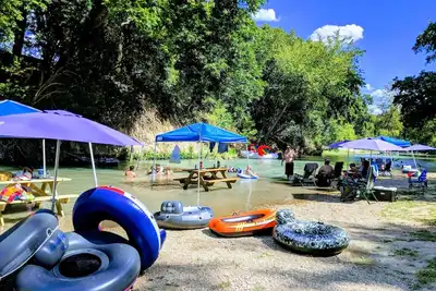 Image de # 8 Son's Blue River Camp - Glamping Cabin w/ 1 Queen, 1 Twi