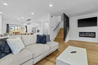 Image de Modern Sleek Home! Near All Entertainment Districts!