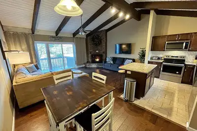 Image de Cozy cabin, private sauna, water views, close to skiing!