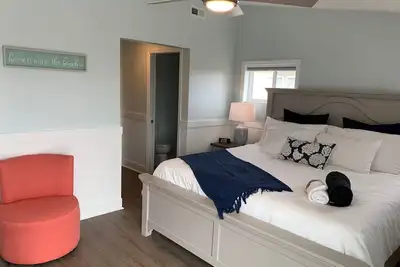 Image de Newly renovated, water views, Ez beach access, King bed, towels/linens/grill! 🌞