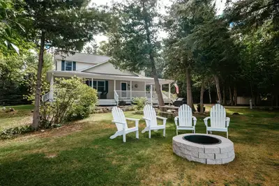 Image de Unwind and Discover Pure Bliss at Our Lakefront Retreat in Traverse City