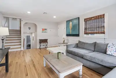 Image de 4-Bedrm, 2. 5 Bathrm Private split-level Beach home, Spacious and Modern
