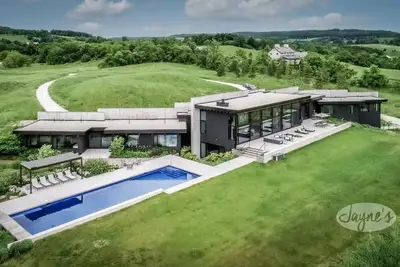 Image de 5bdrm 7bath modern oasis in Creemore! Pool! Hot Tub! Sauna! Podcast Media Rm!
