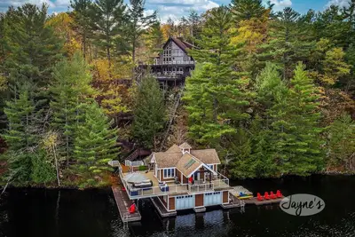 Image de Beautiful 5bed, 4bath Rosseau Lake cottage in private bay with home theatre!