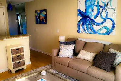 Image de Top-3rd Floor Condo, minutes from Beach w/ Free Passes to local gym, no elevator