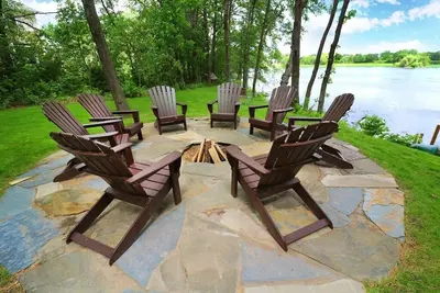 Image de Gorgeous Lake Home with Hot Tub - by Moa and Msp