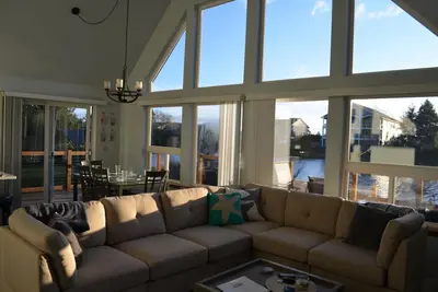 Image de Bright Cheery House w/ outlet for Ev Charge, fire pit, close to beach & trails