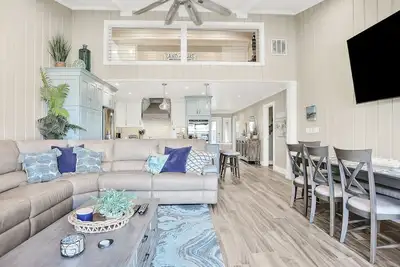 Image de Beachfront Home w/High-Speed WiFi, Gorgeous Deck, Outdoor Shower, & Central Ac