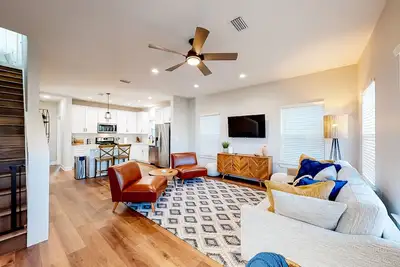 Image de Downtown Home - WiFi, Central Ac, Private Washer/Dryer, & Balcony - Dog-Friendly