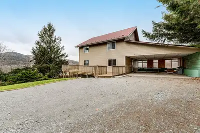 Image de Ski-view home with fireplaces, washer\/dryer, grill, deck & game room