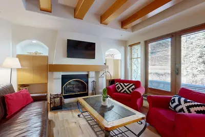 Image de True ski-in/ski-out condo steps to lift w/pool, hot tub, wood-burning fireplace