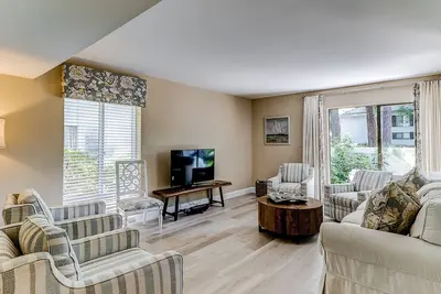 Image de Two-story end condo with private patio, grill, pool, & tennis