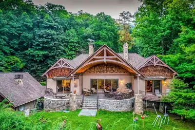 Image de Spectacular Wooded Estate W/ Private Hot Tub, Tennis Court, Veranda & Pool Table
