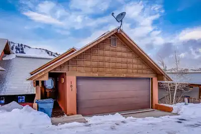 Image de Resort Townhome with Deck, Grill, Fireplace, WiFi, Shared Pool\/Hot Tub\/Sauna