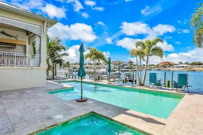 Image de Exquisite Clearwater Retreat w/ Heated Pool, Game Room, Outdoor kitchen &Kayaks