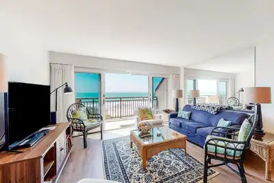 Image de Beautiful 3rd-Floor Oceanfront Condow/Private Balcony & Shared Outdoor Pool