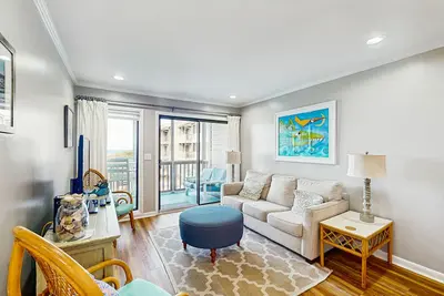 Image de 2nd-Floor Condo in Oceanfront Location w/Shared Pool, Balcony, Free WiFi