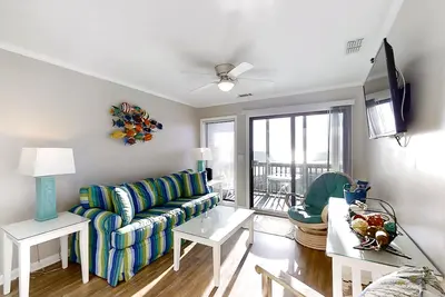 Image de 3rd-Floor Beachfront Condo w/Excellent Views, Balcony, Shared Outdoor Pool