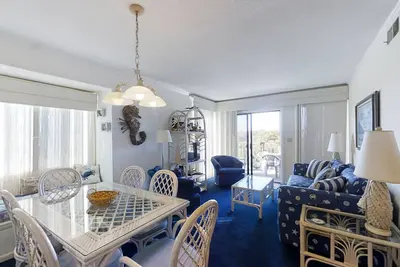 Image de 2nd-Floor Condo with Great View of Tennis Courts & Pool & Shared Pools