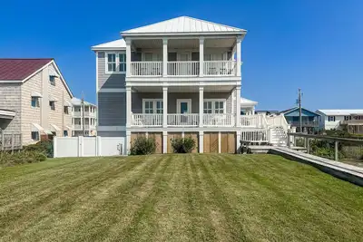 Image de Spacious oceanfront home with large deck, beach access, grill, & W/D