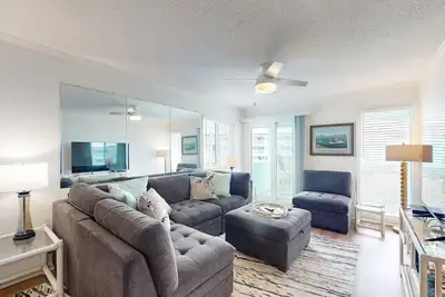 Image de Second-Floor Condo with Ocean & Courtyard View, Balcony, WiFi, Shared Pool