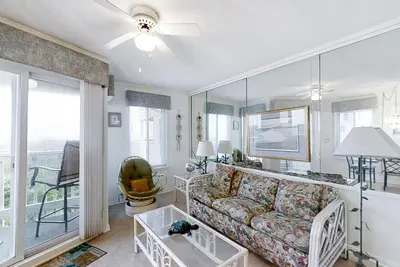 Image de Oceanfront, 2nd-floor condo with balcony, shared pools/hot tub/tennis