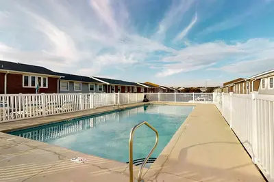 Image de Townhouse Style Condo with Great Ocean View and Shared Outdoor Pool