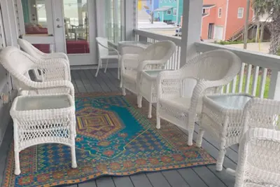 Image de Upstairs portion of beautiful 2nd-row duplex with ocean view, central Ac, & WiFi