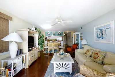 Image de Beautiful 2nd-Floor Condo Overlooking Beach w/Free WiFi, Balcony, Full Kitchen