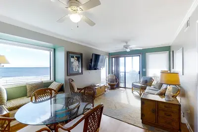 Image de Lovely Oceanfront Suite w/Free WiFi, Private Balcony, W/D, & Shared Pool