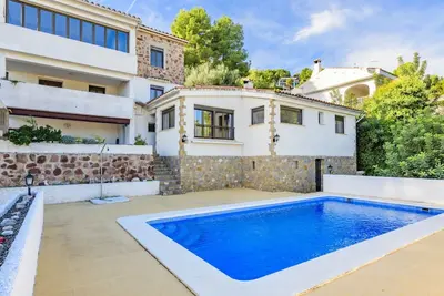 Appartement dans une maison de vacances avec climatisation, piscine, Wifi, Tv, terrasse, parking