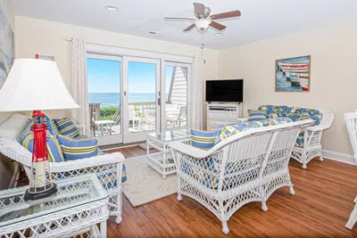 Image de Multi-Level, Oceanfront Condo in Pine Knoll Shores w/Free WiFi, Shared Pool