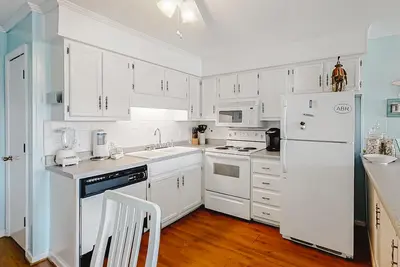 Image de Second-Floor Condo with Ocean View, Easy Beach Access & Shared Pool\/Grills