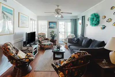 Image de Second-Floor, Ocean View Condo with a Balcony, WiFi & Shared Pool/Grills